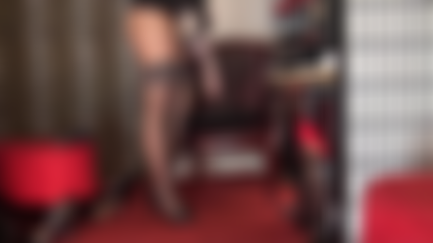 Una grassa e bianca adoratrice del culo con uno strapon: la vista da dietro ti fa venire l'acquolina in bocca mentre la padrona vivian spinge e fa penzolare il suo succoso cazzo tra le gambe coperte dalle calze.