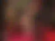 Gambe in collant dorato lucido: la padrona vivian presenta le sue impeccabili gambe in nylon con queste fantastiche calze lucide, pantaloncini sexy e décolleté rosse in vernice. Semplicemente irresistibile.