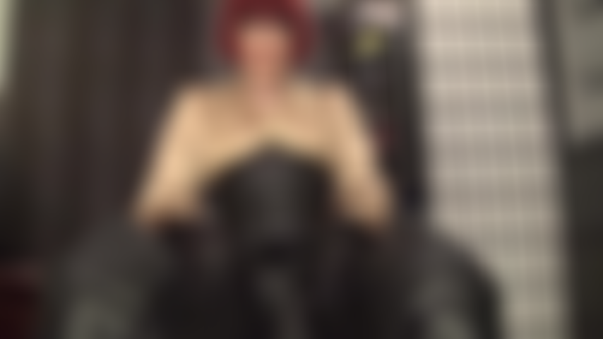 Adoro il gigantesco bbc e i seni della padrona nella sua camicetta di raso dorato.