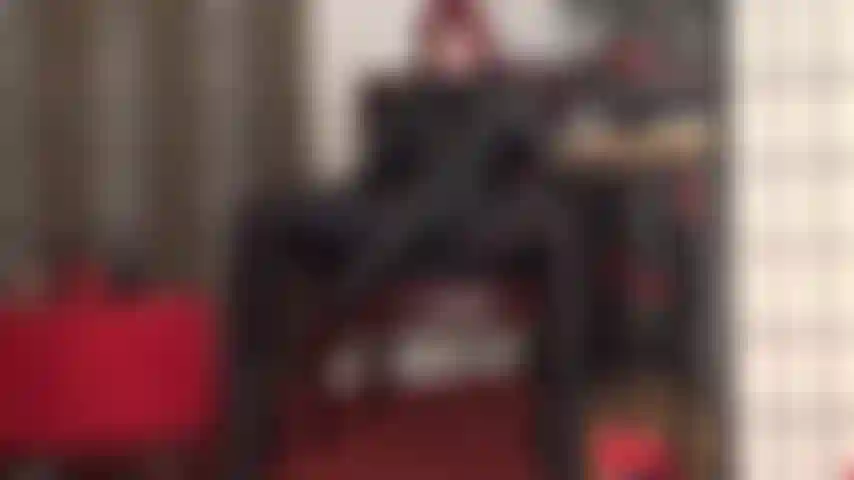 La padrona sa quanto desideri il suo enorme strap-on con un grosso cazzo nero. Che ti stuzzica e ti tenta mentre si muove davanti al viso, implorando di scendere fino alla tua gola, e di essere spinta nella tua fica da troia in ogni posizione possibile.