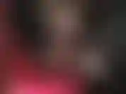 Con pantaloncini corti e lucidi, lunghi guanti di pelle e gambe ancora più lunghe in collant neri trasparenti.