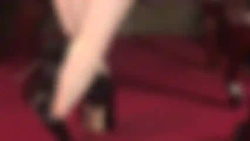 La tua dea dei piedi stuzzica i servi con i suoi meravigliosi piedi ricoperti di calze di nylon con cuciture, che entrano ed escono da décolleté con tacco in acciaio.