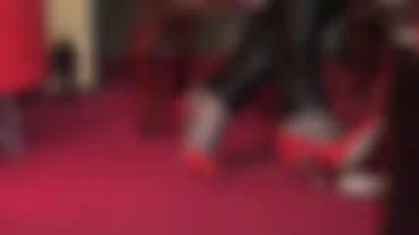 Il tuo cazzo da schiavo ha bisogno di una dolce tortura con le mie décolleté in acciaio verniciato rosso.