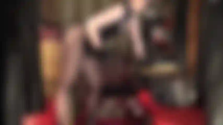 Una dea vestita in lattice che brandisce il suo enorme strap-on nero e mira dritto al tuo stretto buco del cazzo. Adora il mio corpo fantastico e il mio enorme cazzo nero.