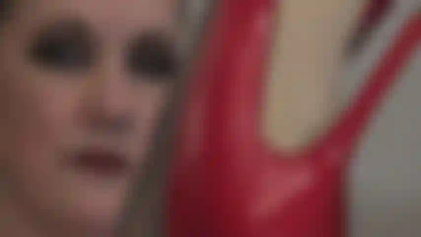 I tacchi a spillo rossi ti lasciano senza fiato. Ogni tuo pensiero è colmo dell'intenso desiderio di baciare e leccare i tacchi della padrona.