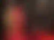 Mistress in lattice rosso e nero. La gonna si sta accorciando, poi cambiata in una minigonna nera succinta, seguita da calze di nylon bianche con pizzo sopra il lattice. Così sexy!