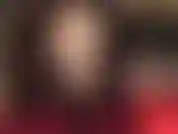 Mentre ti inginocchi davanti alle sue gambe di nylon lucido, la padrona stuzzica il tuo pulsante cazzo da schiavo con un frustino.