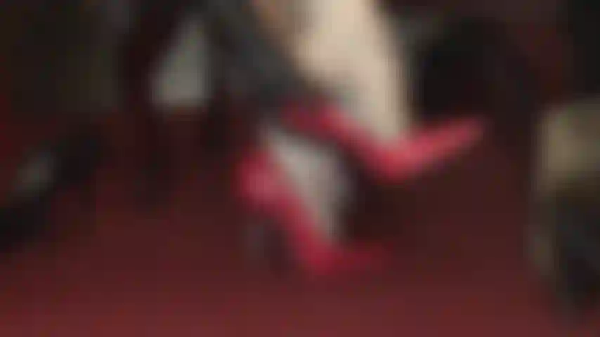 Una drogata di tacchi - tu sei una vera fanatica dei tacchi. Una mistress che alimenta la tua dipendenza con i suoi piedi in collant e tacchi a spillo.