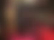 Una padrona vestita di pelle nera.