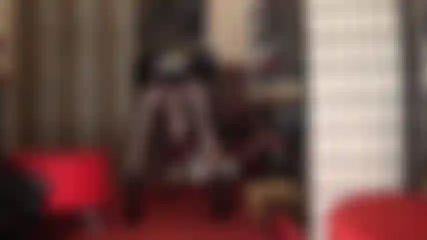 La padrona ti fa venire voglia di cazzo: più ti stuzzica con il suo corpo, con quel cazzo enorme e carnoso che le penzola tra le gambe, più lo desideri.