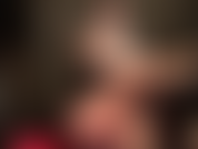 Conosco il tuo amore per i collant color sabbia setosi... Il tuo cazzo è eccitato mentre accarezzo le mie meravigliose gambe lunghe rivestite di nylon a mani nude e con una calza di nylon nera tirata sopra la mano.