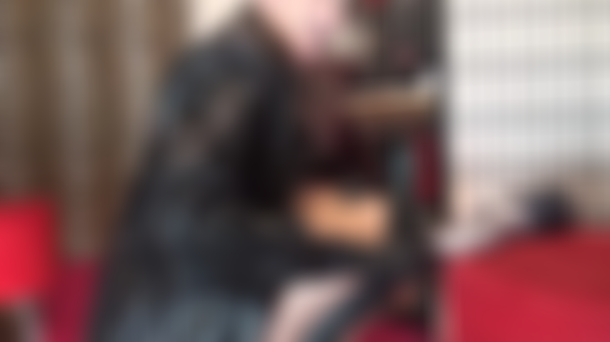 Vestita di pelle con un grande strap-on bianco: la padrona vivian è vestita tutta di pelle nera e fa oscillare il suo grosso cazzo. Sei pronta per un bel pegging duro?