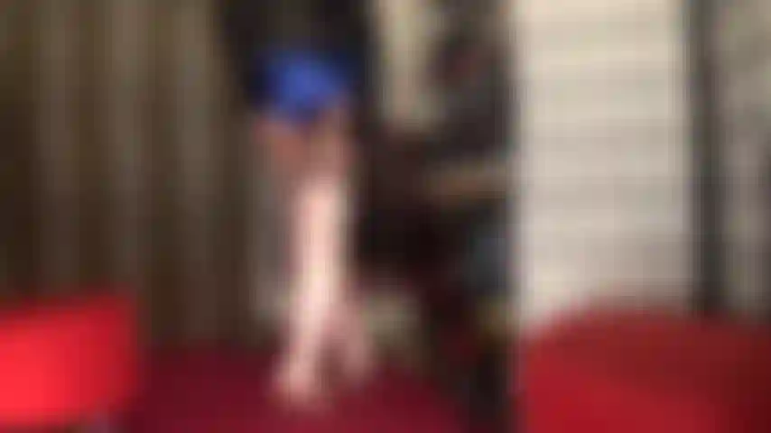 Shorts in raso blu: li adoro lucidi e in tutti i colori, semplicemente stupendi abbinati a stivali sopra il ginocchio in raso color rosa.