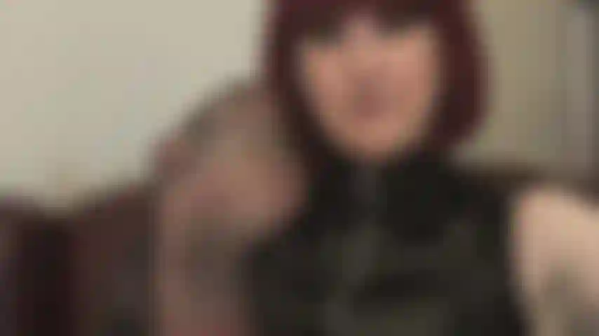 Annusa i miei piedi e le mie ascelle in collant: la padrona vivian ti ha reso dipendente dal suo profumo, dai suoi piedi di nylon umidi e profumati e dalle sue ascelle sudate.