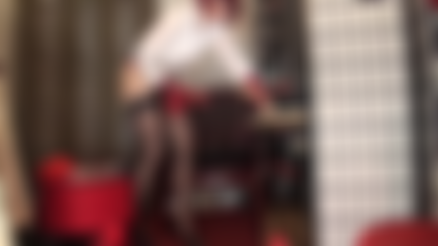 Piace fare pegging e sputare con calze rosse e uno spesso strap-on nero. I cazzi grossi ti prendono da entrambe le estremità.