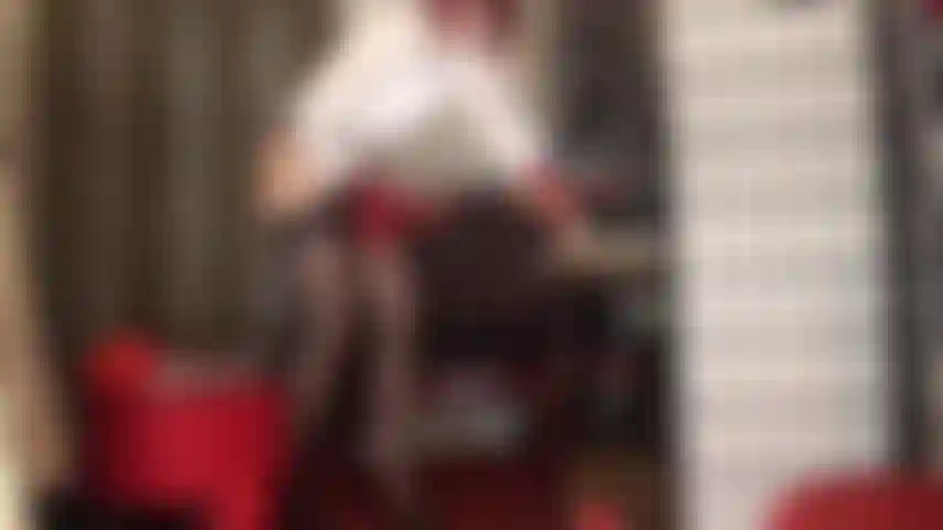 Piace fare pegging e sputare con calze rosse e uno spesso strap-on nero. I cazzi grossi ti prendono da entrambe le estremità.