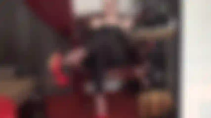 Dominazione con i piedi e strap-on: i piedi della padrona ti fanno implorare un grosso cazzo nero. Il profumo dei suoi perfetti piedi in nylon ti rende debole e eccitato, il tuo culo da puttana brama di ricevere un grosso cazzo nero.