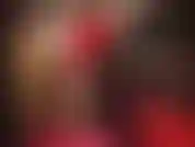 Feticista del raso con parrucca bionda: la mia padrona condivide il tuo feticismo per il raso morbido e setoso, indossando una sexy camicetta di raso rosso e una minigonna.