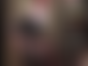 Gioco con lo sputo e ho un enorme cazzo nero da 43 cm per le mie puttane anali. Bevi il mio sputo, chinati, prendi il mio enorme strap-on e schiaffeggia il tuo duro cazzo da schiavo.