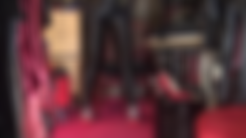 Che adora il raso: la mia amante è meravigliosa in raso, con pantaloni neri lucidi, camicetta e guanti.