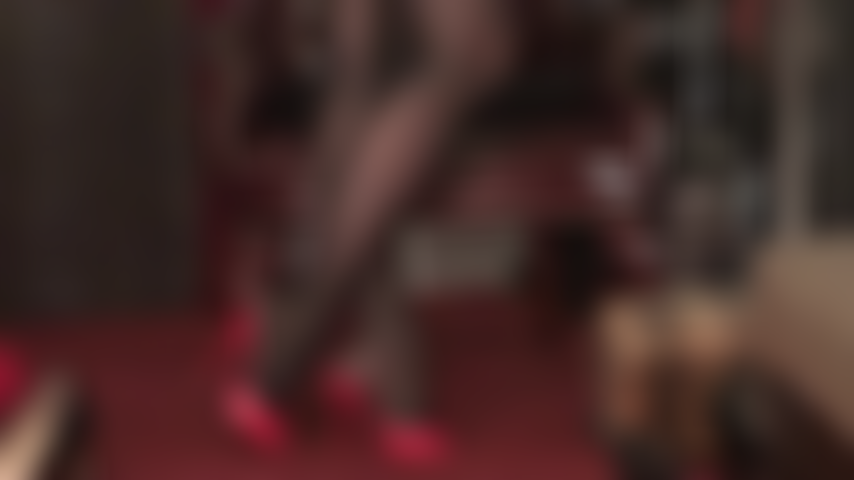 Collant extra lucidi neri effetto olio e sabot rossi con tacco alto.