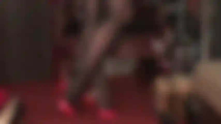 Collant extra lucidi neri effetto olio e sabot rossi con tacco alto.