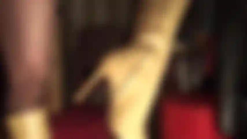 Con bellissimi stivali in pelle marrone chiaro, guanti, collant neri e un vestito attillato in pvc che ti farà impazzire.