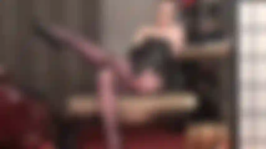 La signora vivian è incredibilmente seducente in collant, corsetto di pelle e guanti.