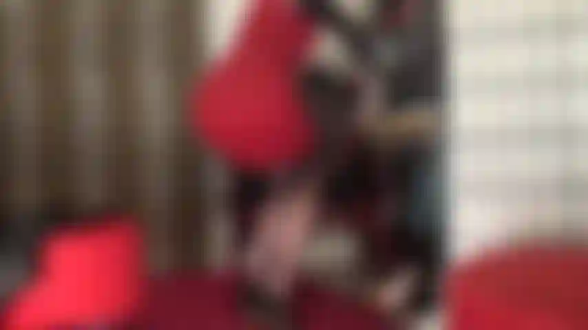 Faccio sesso orale con calze di seta e tacchi a spillo.