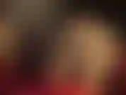 Culo, gambe e piedi in strati di collant e calze lucide.