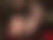 Piedi, culo e strap-on - dalle suole lucide dei collant color carne e dal culo ai piedi nudi con un enorme strap-on bianco. Accarezza il tuo viso con i miei piedi.