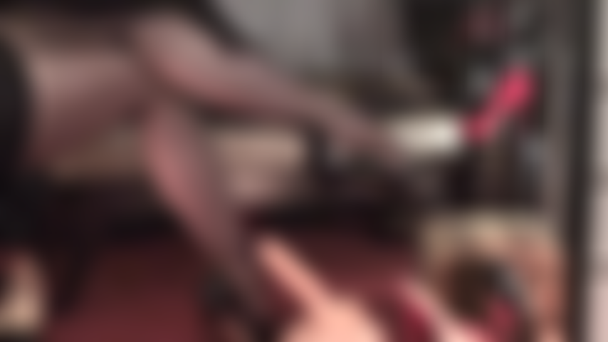 Gambe e piedi favolosi in collant con cuciture e tacchi neri fanno sì che il tuo cazzo implori attenzione.