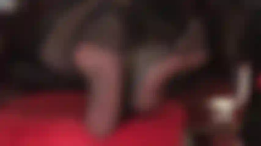 Caviglie incrociate, collant rinforzati, feticismo dei piedi, tacchi alti, penzoloni e guanti di pelle.