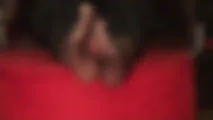 Collant marrone scuro che si muovono - adora i piedi sexy e arcuati della padrona vivian mentre si muovono davanti al tuo viso.