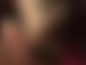 Che appoggia i miei piedi in collant su uno sgabello, massaggiati con guanti neri in lattice. Mmmm.