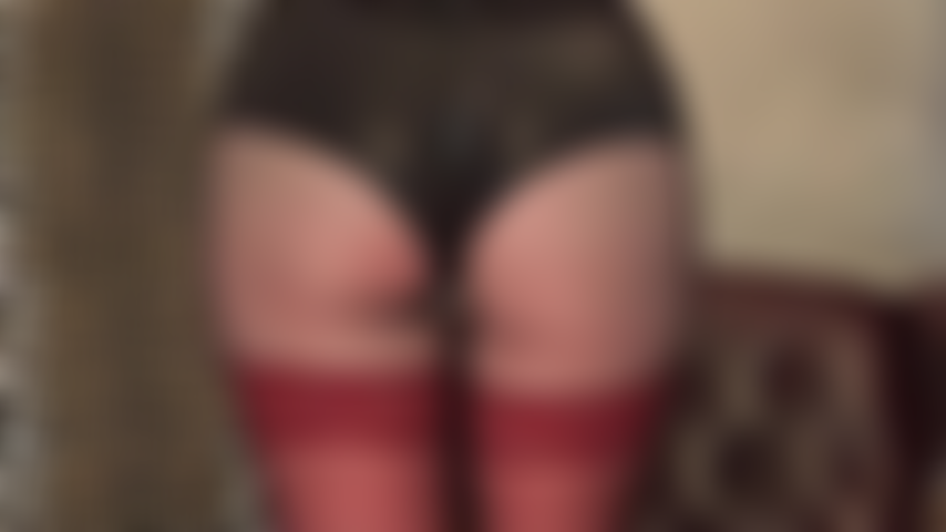 Adoro il mio culo in pantaloncini succinti di lycra e strati di collant neri con calze di pizzo rosso. Adoro l'aspetto di questi pantaloncini neri lucidi e attillati che aderiscono al mio sedere rotondo.