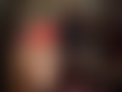 Pantaloncini di raso rosso lucido parte 1/2, abbinati a diverse paia di calze di nylon con pizzo e stivali: calze bianche con stivali alti lucidi e stivali di pelle fino al ginocchio, calze nere con cuciture e tacchi.