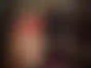 Pantaloncini di raso rosso lucido parte 1/2, abbinati a diverse paia di calze di nylon con pizzo e stivali: calze bianche con stivali alti lucidi e stivali di pelle fino al ginocchio, calze nere con cuciture e tacchi.