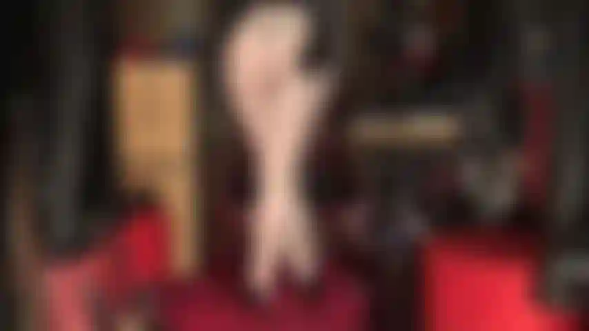 Mi faccio una sega e incrocio le gambe per far bene al culo della mia padrona.