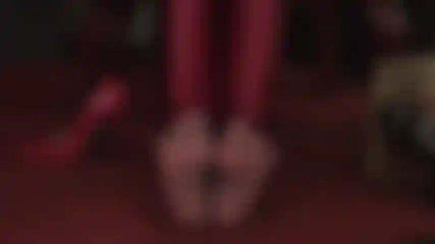 Feticismo dei piedi in collant: sfrutto la tua dipendenza dai piedi ricoperti di nylon. L'attenzione è rivolta ai piedi in collant marroni super trasparenti della padrona.