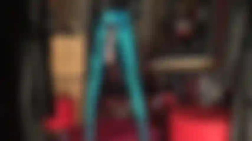 Adoro il raso e sfrutto lo strapon: la padrona vivian indossa i suoi pantaloni di raso blu lucido e indossa diversi guanti di raso, si accarezza il grosso cazzo e lo stuzzica con il culo e le gambe.