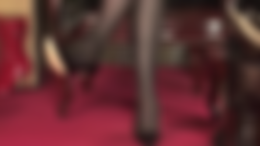 Gioco con le scarpe e indosso collant neri e décolleté nere con tacco in acciaio.