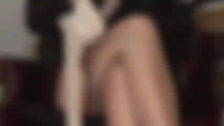 La padrona vivian ha il cazzo del tuo schiavo intrappolato in una calza di nylon tra le sue sexy e lucide cosce di collant e le sue meravigliose gambe incrociate.