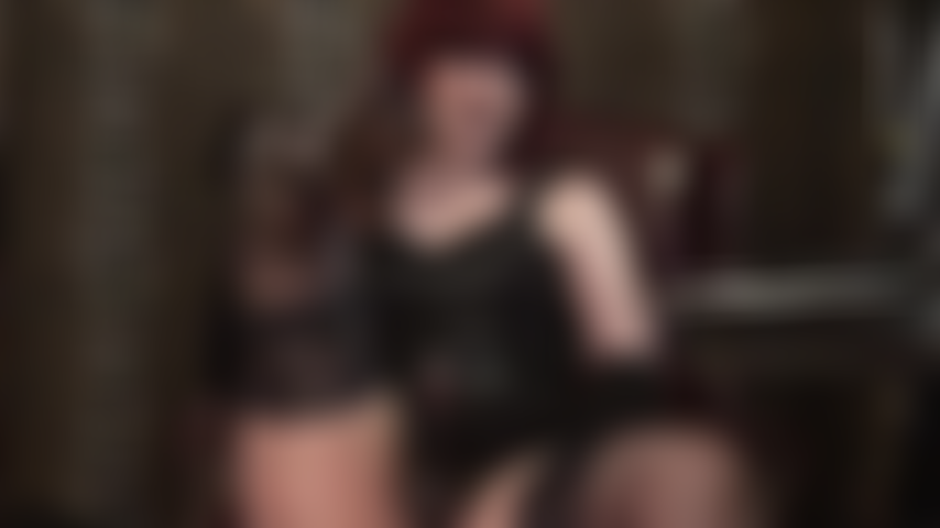 Ti meriti un bel pegging con il mio strap-on più piccolo, venti centimetri di cazzo nero, mentre lavoro ogni centimetro nel tuo culo da puttana, allungandomi per sentire quanto sei duro per il mio cazzo, le palle così piene!