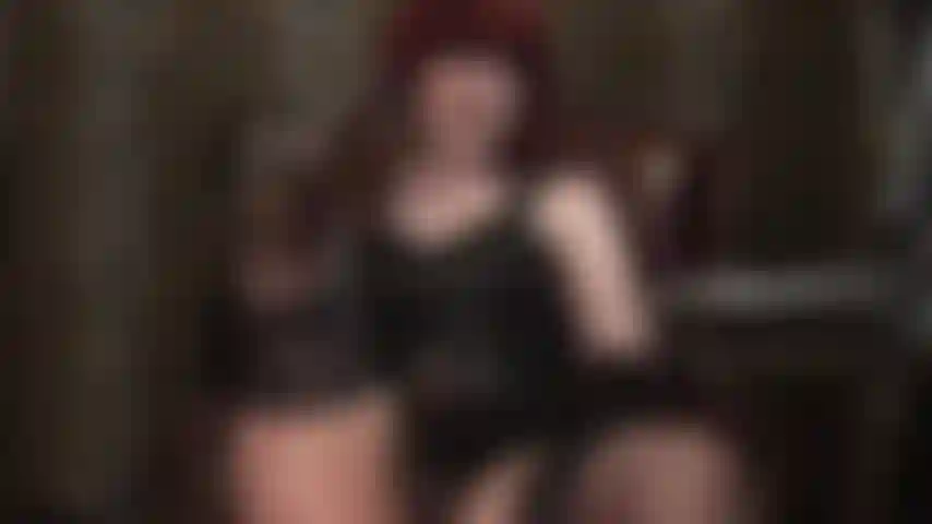 Ti meriti un bel pegging con il mio strap-on più piccolo, venti centimetri di cazzo nero, mentre lavoro ogni centimetro nel tuo culo da puttana, allungandomi per sentire quanto sei duro per il mio cazzo, le palle così piene!