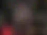 Mutandine di pizzo rosso sotto collant neri.