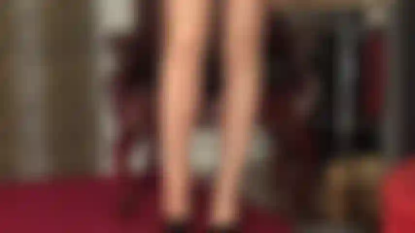 Uno strato di collant lucidi al neon wolford - poiché non sono ancora abbastanza lucidi, la padrona indossa un paio di collant lucidi al neon dorati wolford.