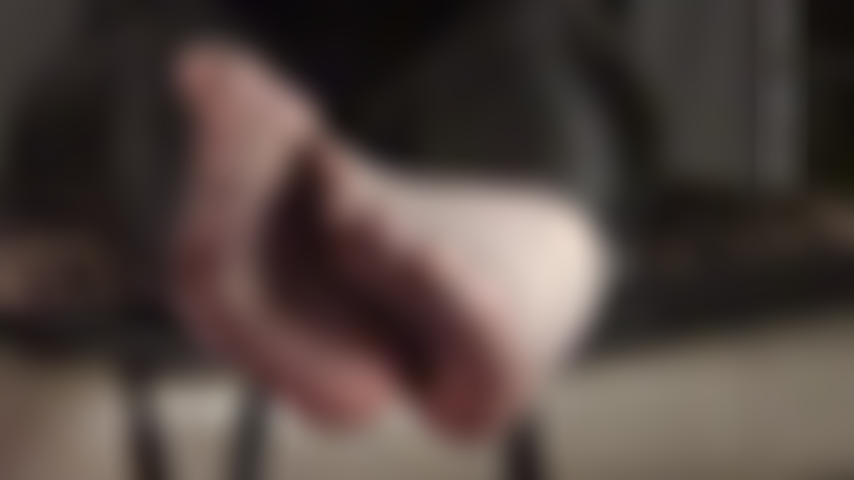 Feticista dei piedi: i miei piedi provocanti volteggiano in collant velati color nero sporco.