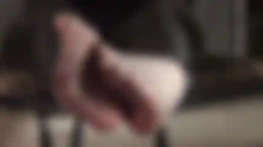 Feticista dei piedi: i miei piedi provocanti volteggiano in collant velati color nero sporco.