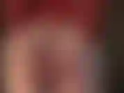 Provocante con un perizoma in lattice rosso lucido. Oh mio dio!